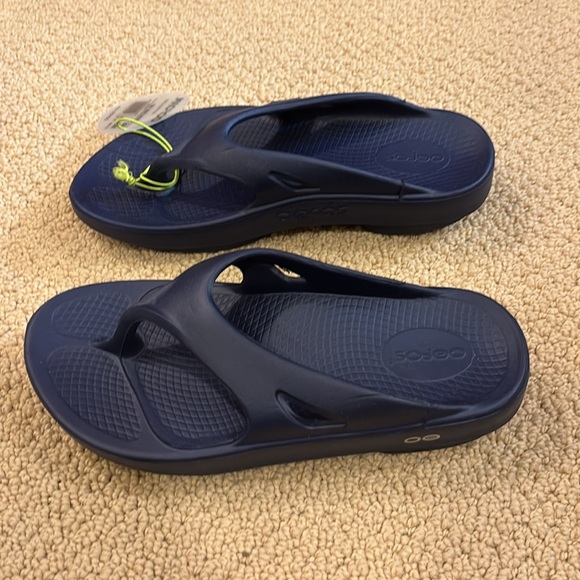 Oofos navy cushioned flip flops womens size 8 - Picture 3 of 5